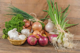 🧄 Kitchen Hacks That Actually Work: Peel Garlic Fast & Cut Onions Without Crying