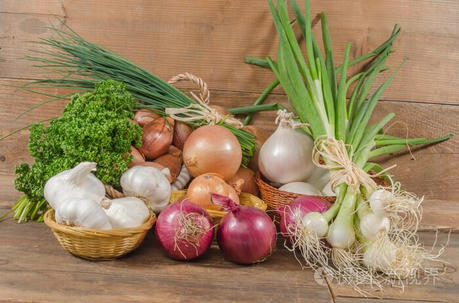 🧄 Kitchen Hacks That Actually Work: Peel Garlic Fast & Cut Onions Without Crying